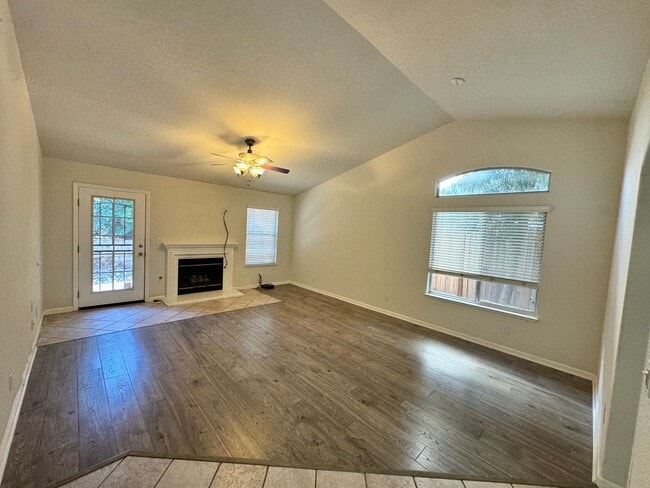 Building Photo - Well Kept 3 Bedroom, 2 Bathroom in Roseville Available Now!