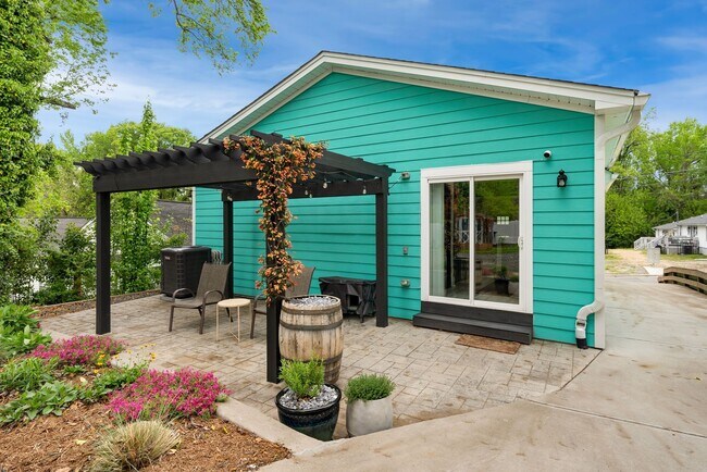 Building Photo - Beautifully Updated 3 Bedroom, 2 Bathroom Home in Prime Durham Location – Move-In Ready!