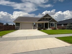 Building Photo - Gorgeous Silverbrook Home