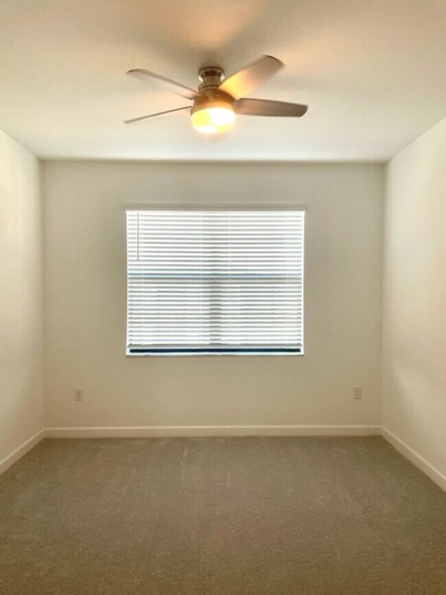 Building Photo - 3/2.5 TOWNHOUSE LORRAINE LAKES No deposit ...