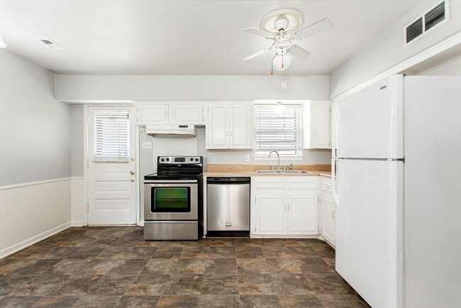 Building Photo - 3-bedroom, 2-bath home with 2-car garage in Casa View