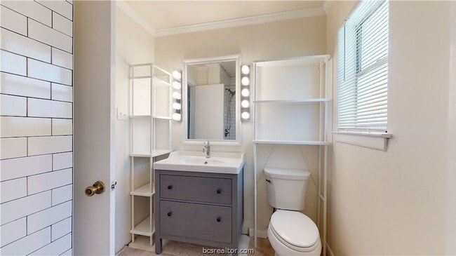 Building Photo - 1601 Cloverdale Ct