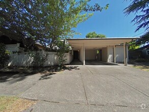 Building Photo - 3 Bedroom House ~ Close to Campus