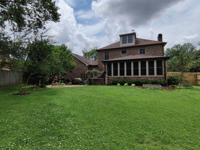 Building Photo - 4 BR 2/2 BA Large Fenced in Back Yard! Chef's Kitchen! Upstairs Bonus Room! 2 Car Garage