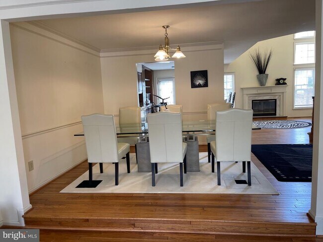 Building Photo - 10926 Bloomingdale Dr