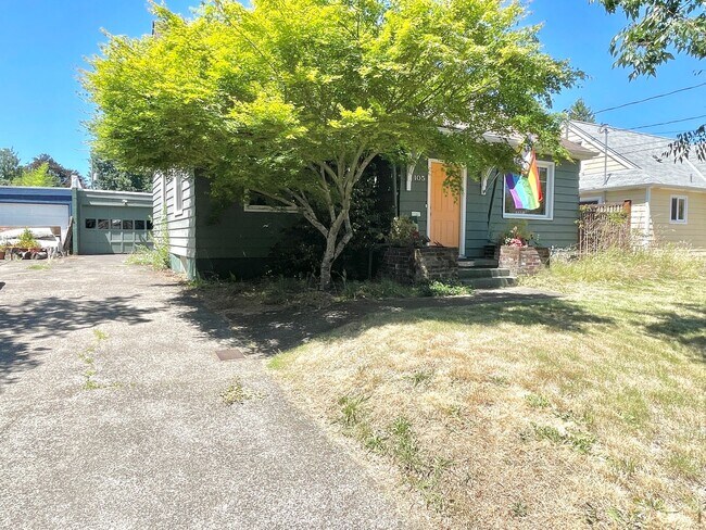 Building Photo - Charming Montavilla bungalow, 3 bed, 2 bath with fully fenced backyard