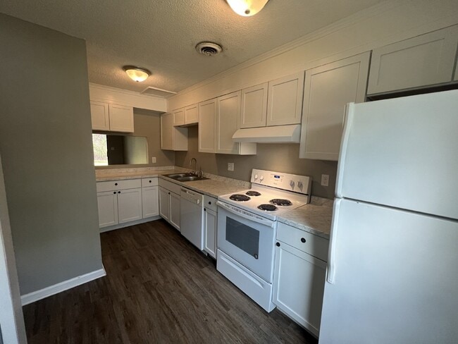 Building Photo - Town House For Rent