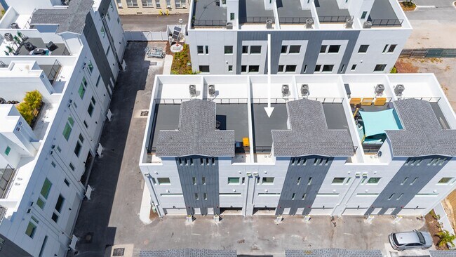 Building Photo - 869 6th Ave S