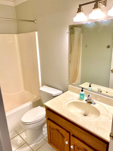 Bedroom 2 full bathroom - 816 Oak St