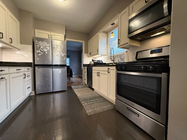 Building Photo - Stunning 5 Bed 2 Bath House Located in the...