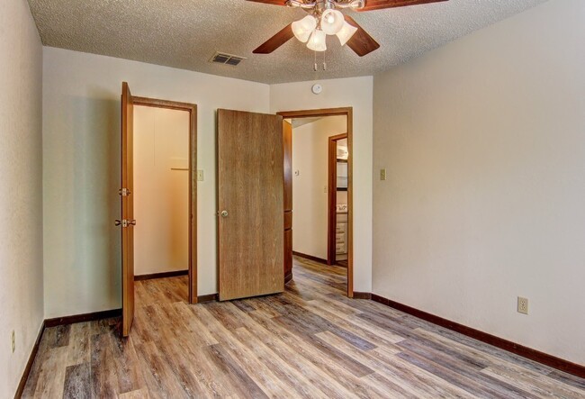Building Photo - 3810 Brookhill Dr
