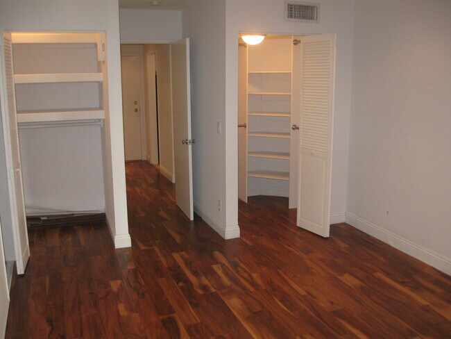 Building Photo - 8530 Holloway Dr