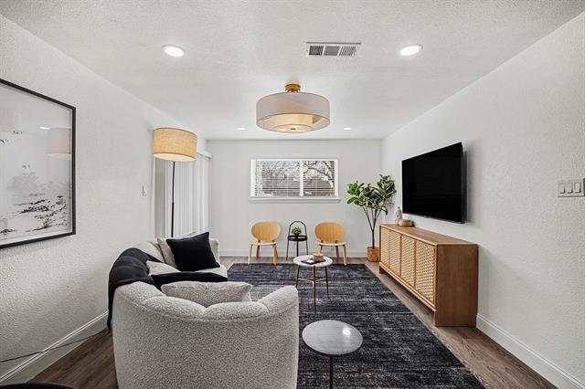 Building Photo - 718 E Pecan St