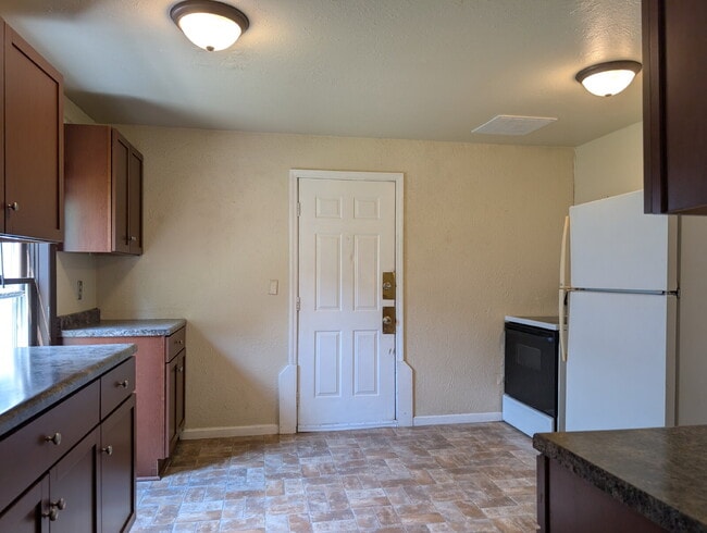 Building Photo - 2 Bedroom Lower Duplex In Green Bay
