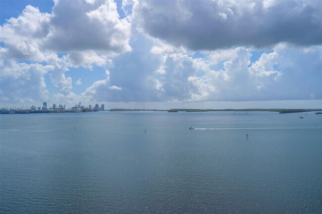 Building Photo - 1331 Brickell Bay Dr