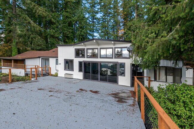 Building Photo - BEAUTIFUL CABIN STYLE HOME ACROSS FROM SILVER LAKE