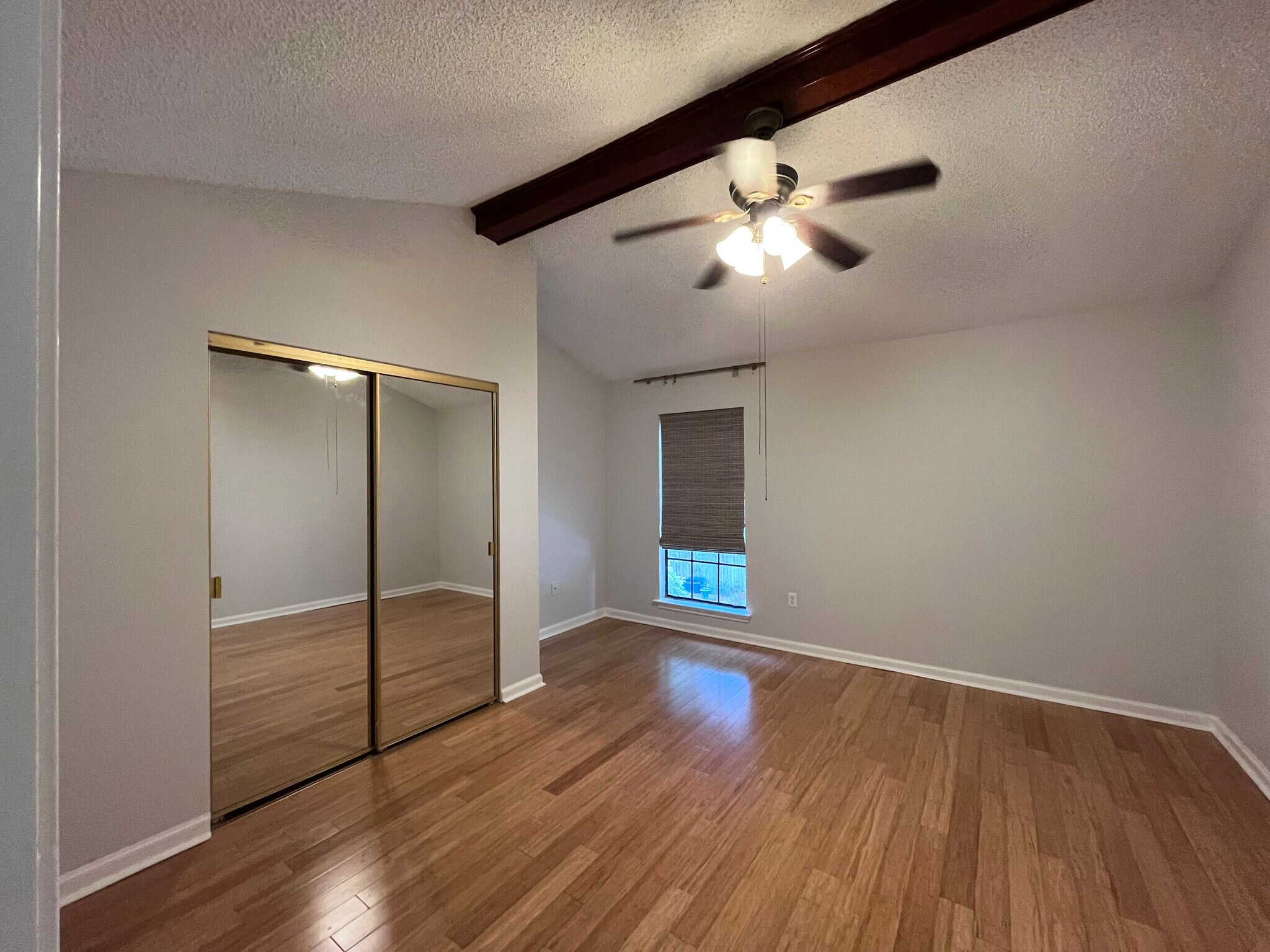 Building Photo - 402 Longwood Ct