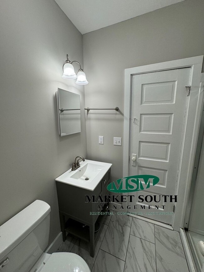 Building Photo - CUTE MIDTOWN BUNGALOW- AVAILABLE NOW!