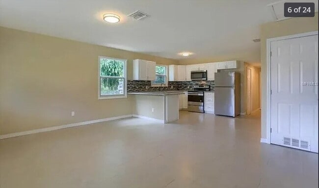 Building Photo - Home For Rent in St Petersburg!