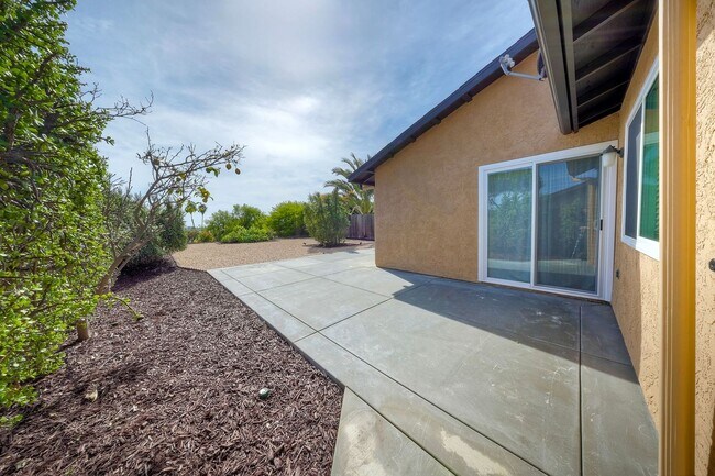 Building Photo - Charming 55+ Fully Remodeled 2 Br. 1 Ba. Duplex - Sunny Hills