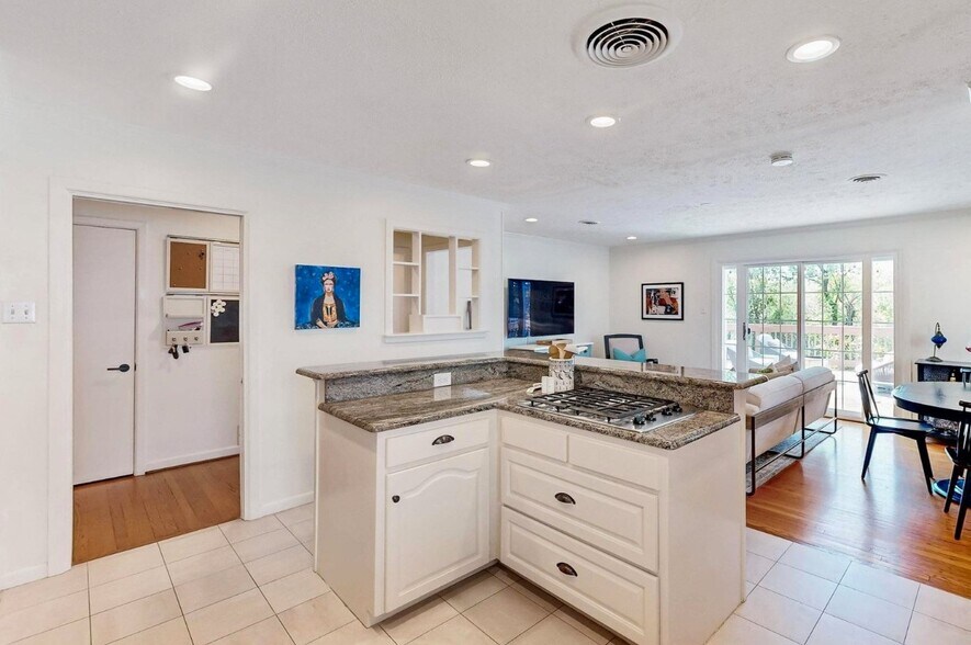 Building Photo - 833 Peavy Rd