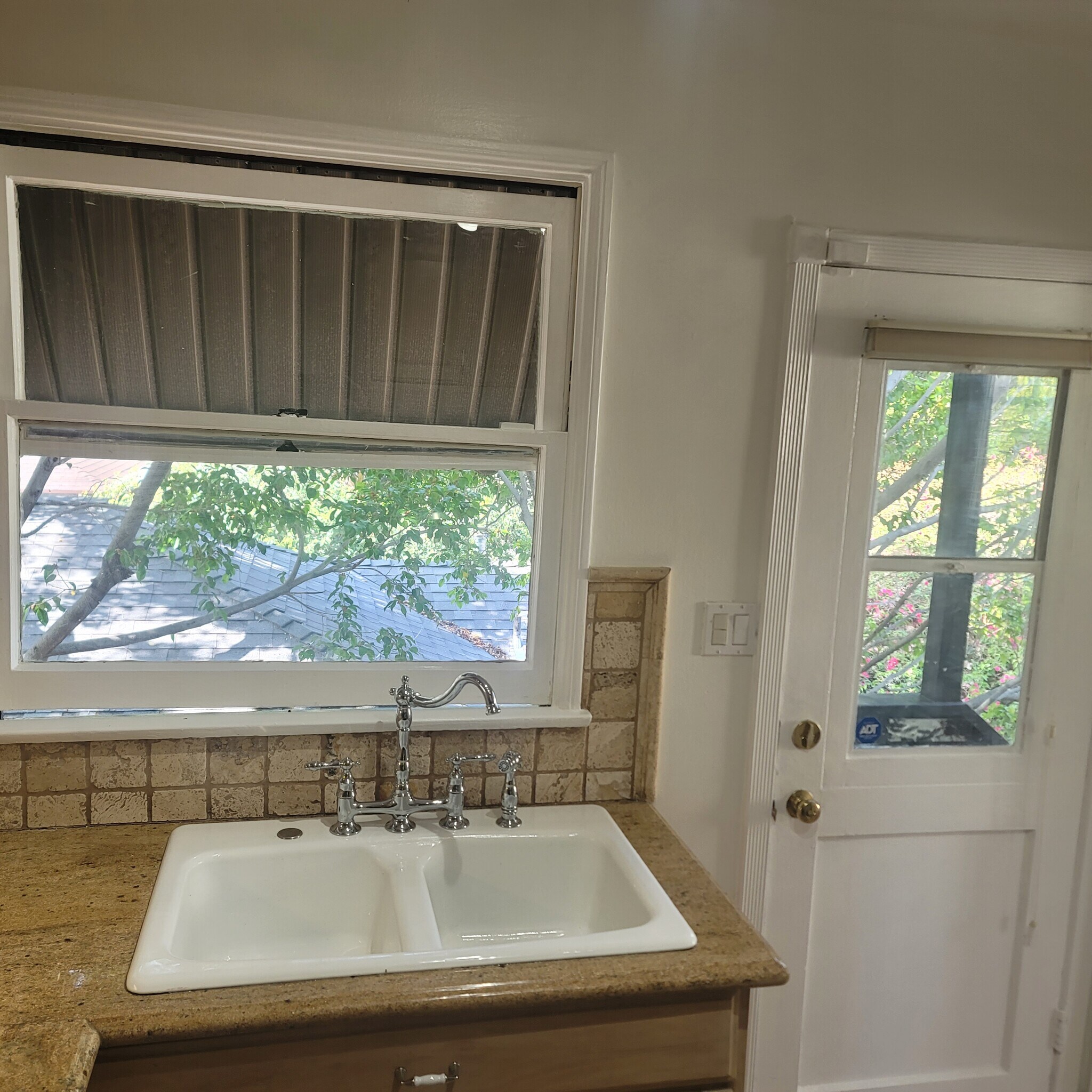 Building Photo - 5025 Cahuenga Blvd