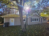 Building Photo - Charming 3 bedroom close to campus and I49