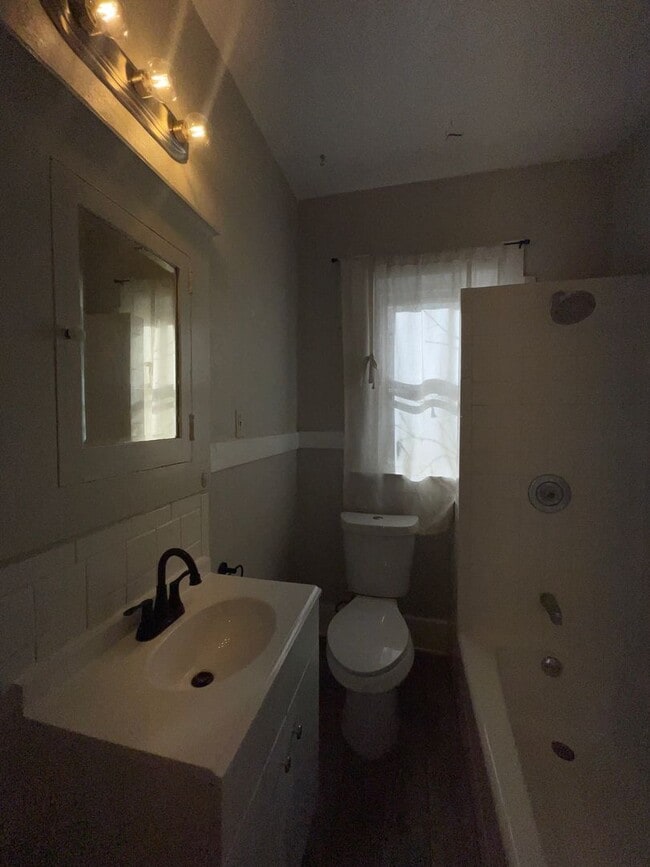 Building Photo - Great Location!