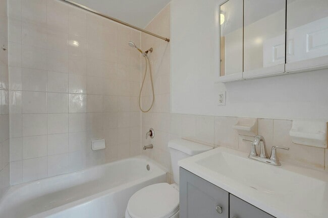Building Photo - 3313 Rombouts Ave