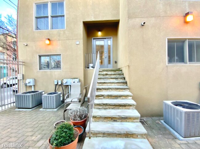 Building Photo - 900 N 3rd St