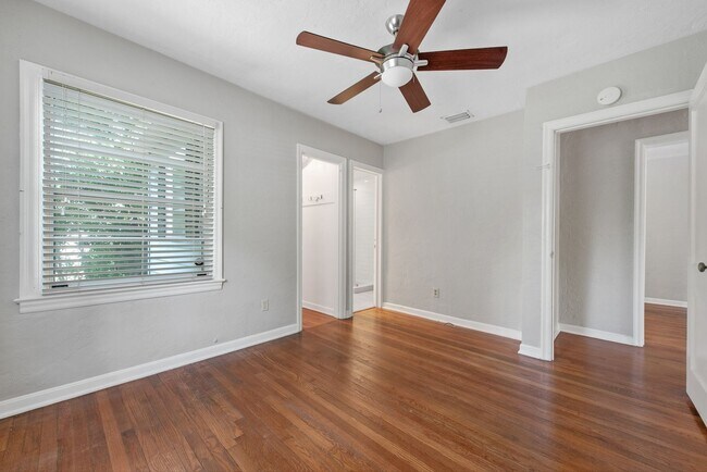 Building Photo - Updated 3/2 House with Bonus Room in Lake ...