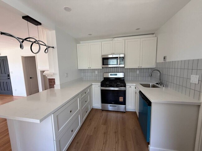 Building Photo - 1br - 700ft2 - Charming 8-unit apartment building. Walk to N. Berkeley BART