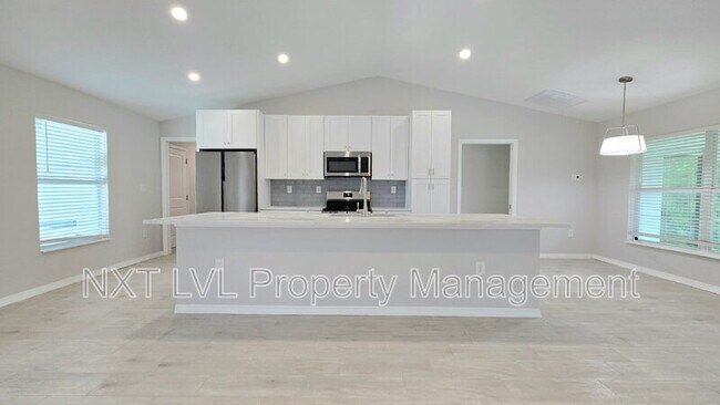 Building Photo - 423 NE 31st St