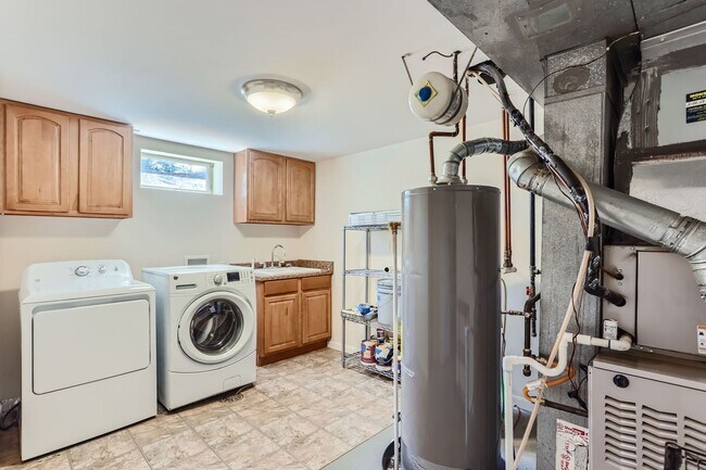 Building Photo - Beautiful Bungalow in Great Englewood Loca...