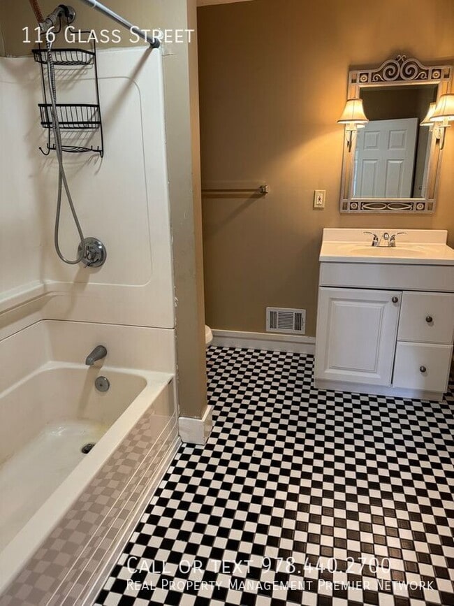 Building Photo - 112-116 Glass St