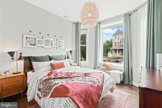 Building Photo - 1249 Kenyon St NW