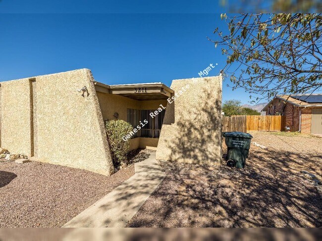 Building Photo - 3211 E Edison St