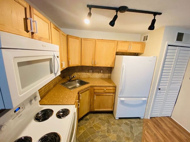 Building Photo - 1BR / 1BA Condo For Rent