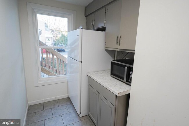 Building Photo - 231 Newton St