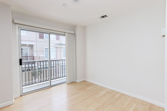 Building Photo - 3 Bed / 2.5 bath pet friendly townhome with a bonus home office/den + EV charger in garage. YouTu...