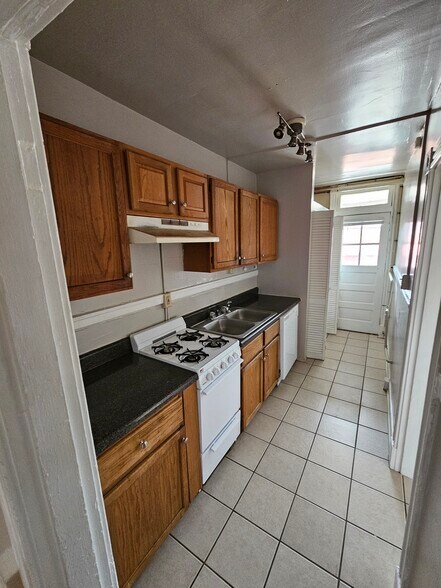 Building Photo - 3143 Ellwood Ave