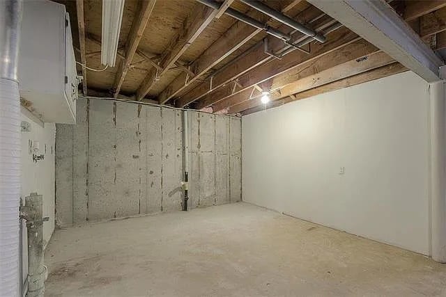 Basement+Laundry - 1131 NE Oak Tree Dr