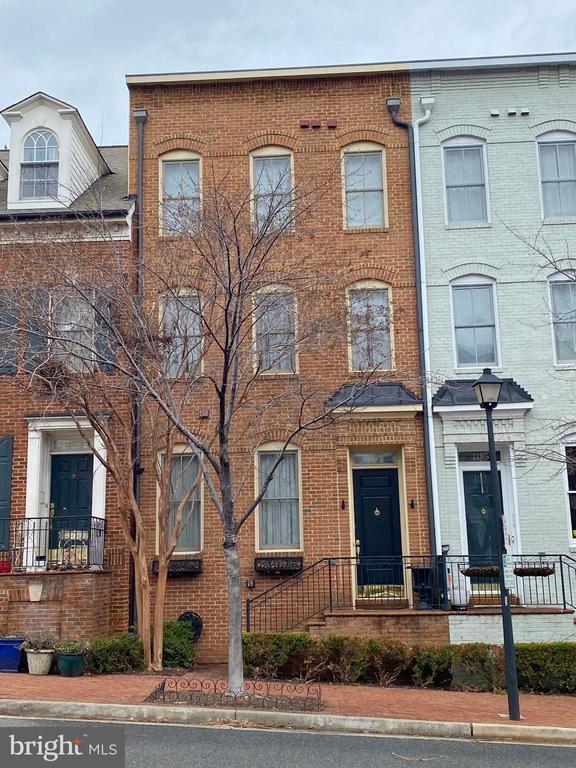 Primary Photo - 407 Oronoco St