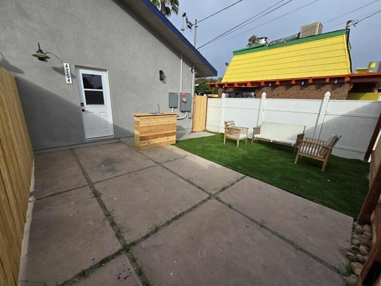 Building Photo - 4764 Voltaire St