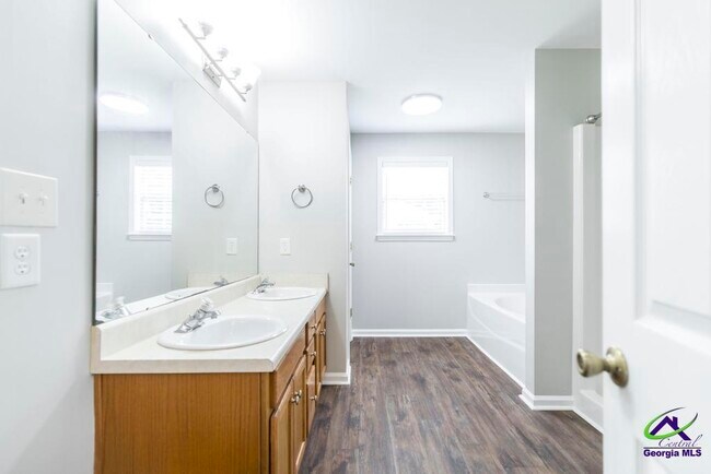 Building Photo - 200 Stirling Bridge Dr