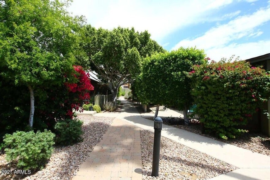 Building Photo - 1850 E Maryland Ave