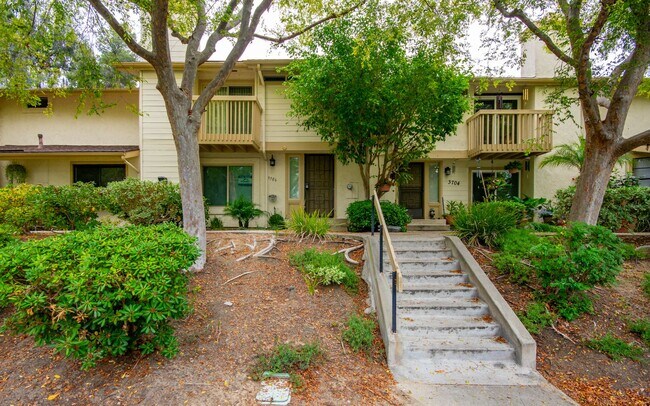 Building Photo - 3 Bedroom, 2.5 Bathroom Townhome!