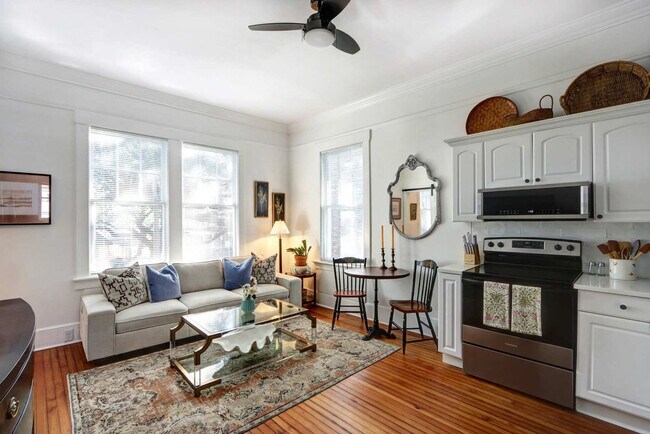 Building Photo - 306 E Victory Dr