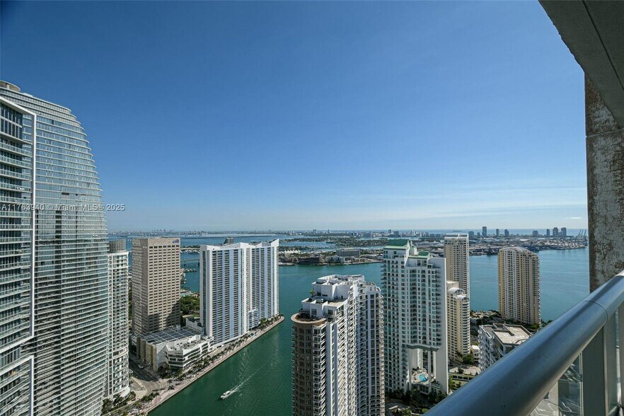 Building Photo - 495 Brickell Ave