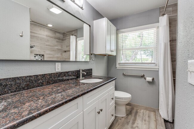 Building Photo - Charming 2-Bedroom Home with Updated Kitch...